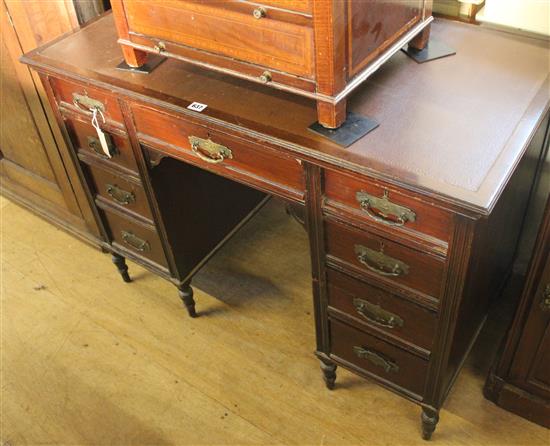 Victorian mahogany pedestal desk